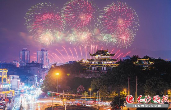 昨晚,以“沁园春·夏之恋”为主题的“五一”焰火晚会在橘子洲上空绽放,璀璨的焰火展现出长沙山、水、洲、城独特的自然魅力和人文之美。 长沙晚报全媒体记者 罗杰科 邹麟 摄影报道