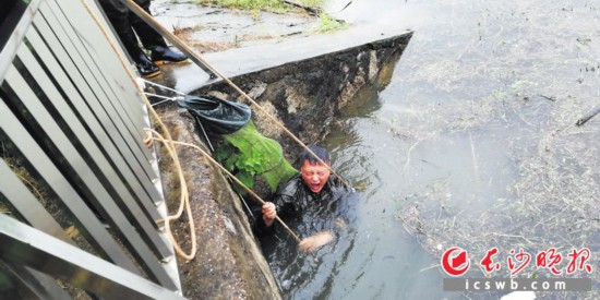 周文杰潜入水中关闭拍门。长沙晚报通讯员 周晗 供图