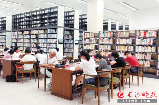 暑期,市民争相到长沙图书馆看书“充电”。长沙晚报通讯员 李波 供图