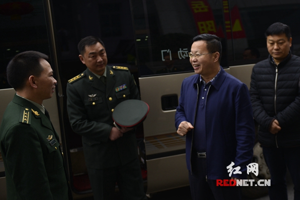 岳阳楼区：慰问驻军部队 共叙鱼水深情