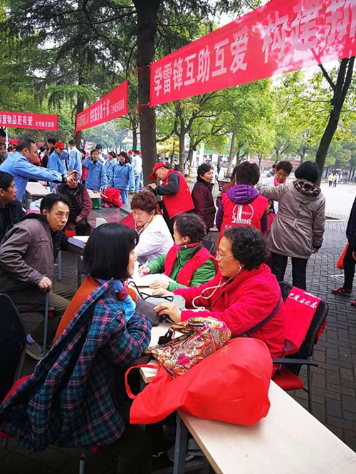 岳阳楼区鹰山社区开展学雷锋主题活动
