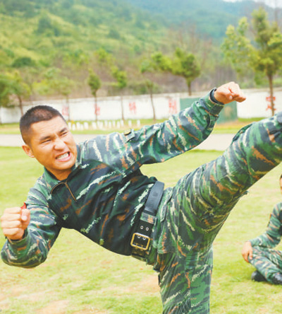 王喜认真练习腿法.杨 宁摄