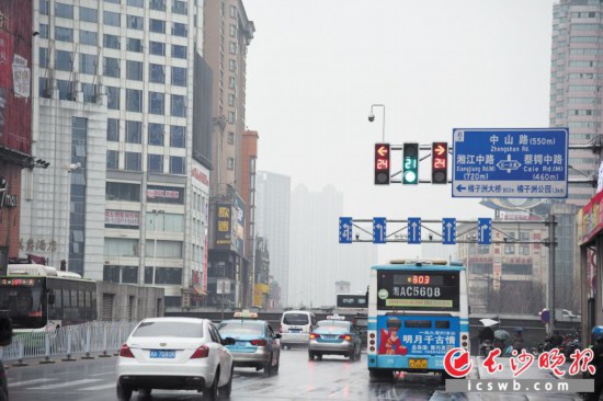 　　黄兴路上的新版信号灯上线后，各方向交通流冲突减少，该路段交通更为安全顺畅。长沙晚报全媒体记者 刘琦 摄