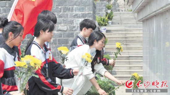 　　献上一束鲜花慰藉先烈之灵。昨日，宁乡市不少学生和群众来到宁乡烈士陵园为烈士扫墓，表达对烈士们的敬仰和感恩之情。　　长沙晚报全媒体记者 贺文兵 摄