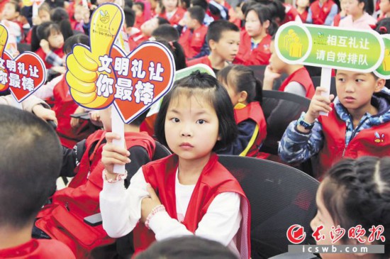 　　5月1日，在天心区暮云小蜜蜂志愿者服务基地，400余名志愿者集体学习《条例》。　　市文明办供图