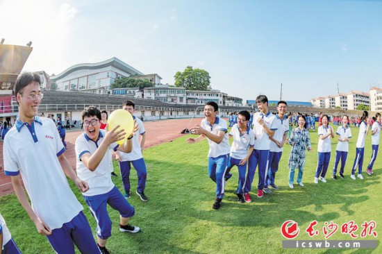 　　高考、中考临近，市内不少中学开展形式多样的减压活动，帮助考生释放紧张情绪，以平和、乐观的心态迎考。  　　长沙晚报全媒体记者 陈飞 摄
