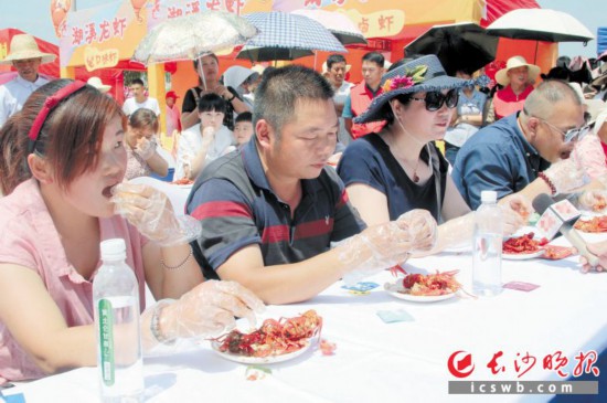 　　6月15日，宁乡市首届“湖溪龙虾”美食节上，吃虾达人现场PK。 长沙晚报通讯员 邬艳 摄