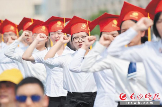 　　近日，湖南师大附中以“努力奔跑，做新时代的追梦人”为主题，为1100余名高三学生举行了成人仪式暨毕业典礼。图为高三学子庄严宣誓。　　长沙晚报全媒体记者 舒文 通讯员 屈雪辉 苏晓玲 摄影报道