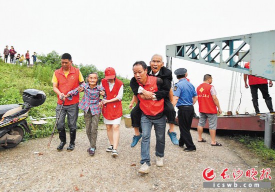 天心区组织兴马洲村民撤离。 长沙晚报全媒体记者 邹麟 摄