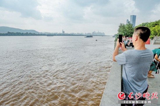 　　14日下午，湘江长沙段杜甫江阁附近，巡查人员正在察看水情。　　长沙晚报全媒体记者 陈飞 摄