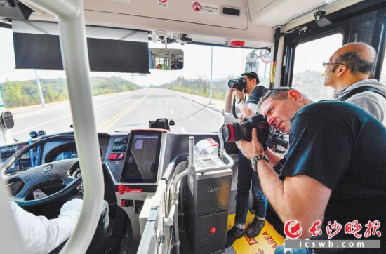 　　→在国家智能网联汽车（长沙）测试区，外国记者们对无人驾驶公交车产生了浓厚的兴趣。均为长沙晚报全媒体记者 邹麟 摄