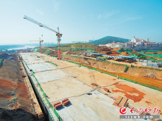 　　潇湘路西线（清风南路—巡抚路）项目下穿女神公园隧道左幅顺利贯通。　　长沙晚报全媒体记者 王志伟 通讯员 符瑶瑶 摄影报道