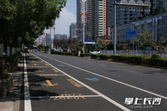 湘江路营盘路口投入使用的的智能停车位，上班高峰期仍有不少空位供使用。图片均为长沙晚报全媒体记者 张洋子 摄