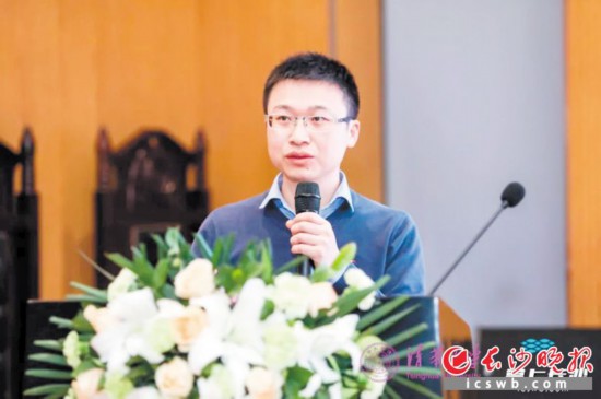 　　黄高在进行学术演讲。受访者供图