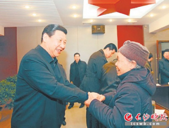 2011年3月20日， 习近平在韶山村同老党员亲切交谈。