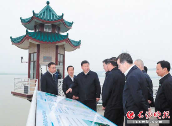 　　2018年4月25日下午，习近平在岳阳城陵矶水文站考察。