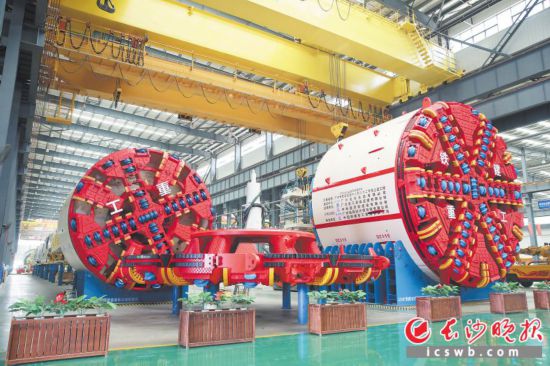 　铁建重工自主研制的一台TBM有230米长的机身、5万多个零件，还有超长待机的生命力。  长沙晚报通讯员 刘晓东 摄