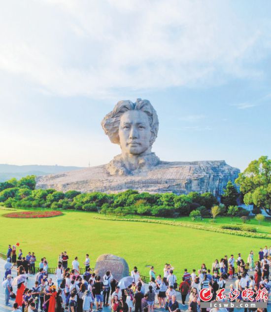 走进橘子洲头,在青年毛泽东雕像下听江涛阵阵,感受当年历史风云,是市民和游客重走红色热土的首选。 长沙晚报全媒体记者 邹麟 摄