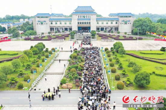 24日上午10时,袁隆平院士遗体送别仪式在长沙市明阳山殡仪馆铭德厅举行。明阳山殡仪馆外,数万民众排起长队,前来送别袁隆平院士。 长沙晚报全媒体记者 黄启晴 摄