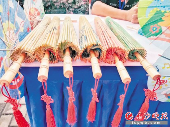 　　非遗购物节上将展销丰富的非遗产品，图为浏阳油纸伞。