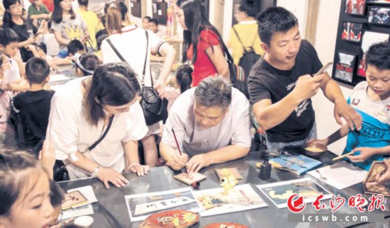 　　堆字牌匾制作技艺传习