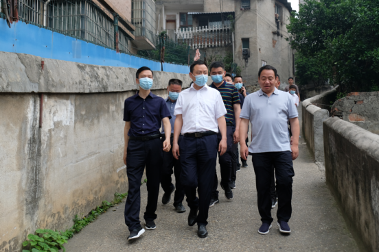 白再兴一线督导自建房隐患排查整治工作