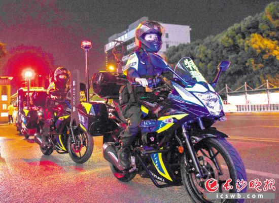 在夜色笼罩的大街小巷，长沙特警铁骑队员在巡逻。 长沙晚报全媒体记者 邓迪 摄