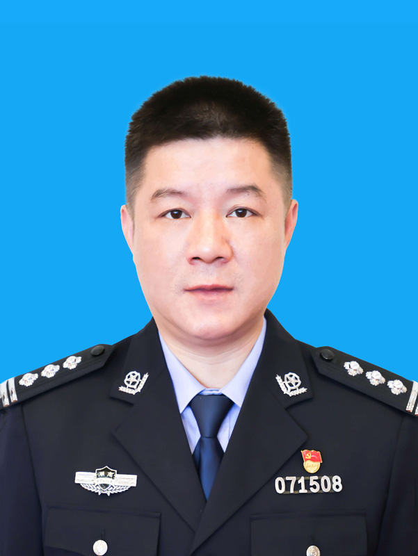 黎  明