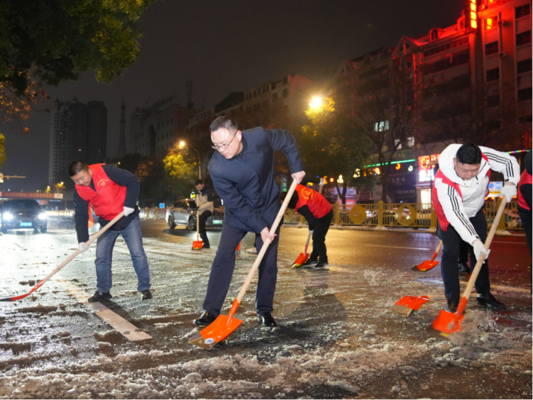 �����˴�ͷ�μӲ�����ѩ����ͨ�ж�